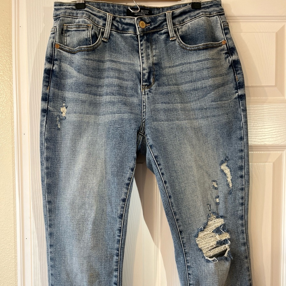 Judy Blue Light Wash Distressed Leg Jeans Raw Edge Cuff 11/30